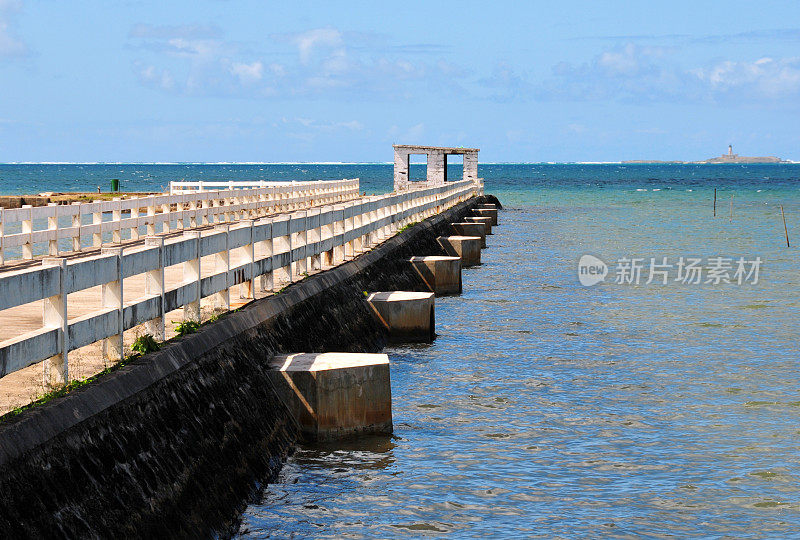 从毛里求斯大港湾的Bois des Amourettes码头上看到的珊瑚礁和灯塔岛